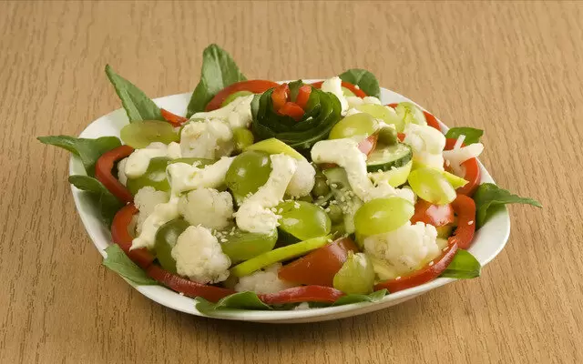 Вкусный салат из цветной капусты и помидоров с оригинальной подачей