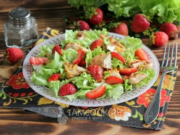 Летние салаты: свежие рецепты с курицей и фруктами