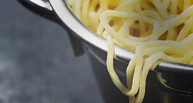 Есть ли смысл добавлять масло в воду при варке макарон?