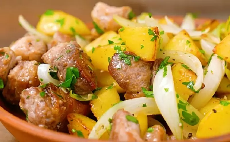 Домашнее рагу на сковороде с картошкой и мясом: вкус казана без печи