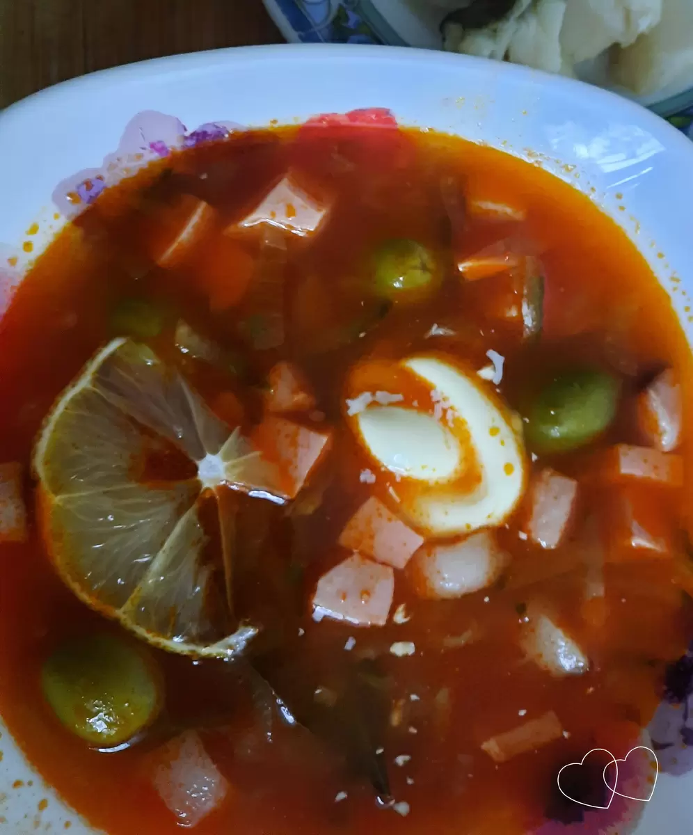 Суп-солянка с копченостями: яркий вкус в домашних условиях