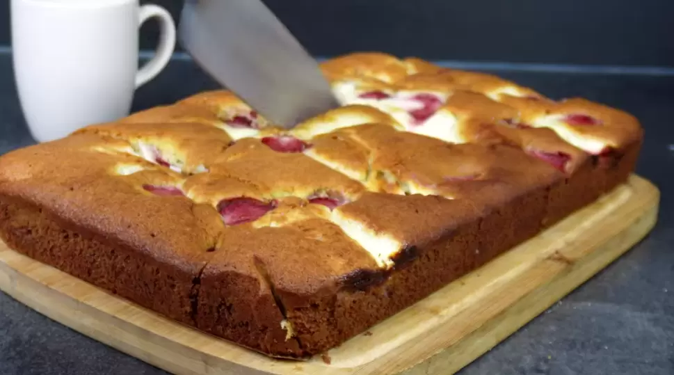 Пирог с ягодами и сметанной заливкой: простой рецепт на каждый сезон