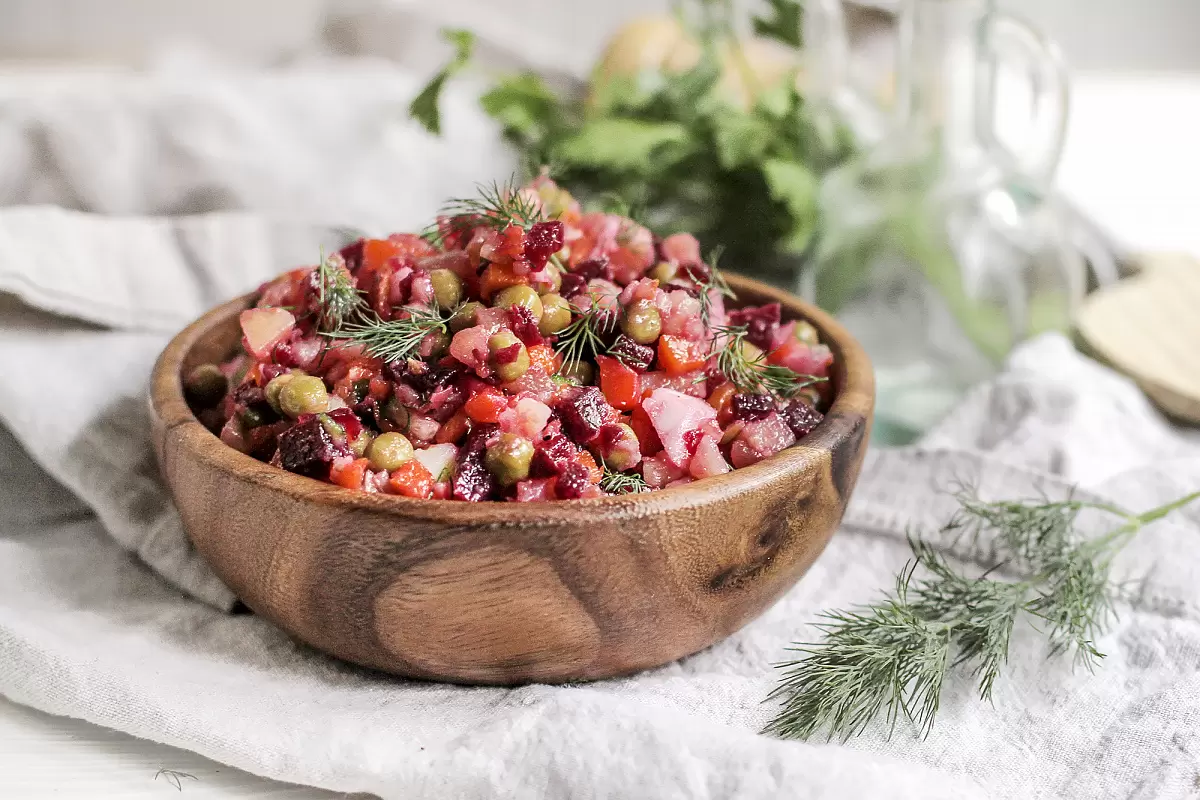 Вкусный винегрет с кислинкой: незабываемый салат с зелеными яблоками