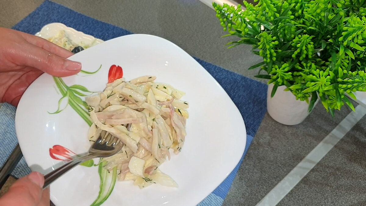 Сочный салат с кальмарами: простой и вкусный рецепт на каждый день