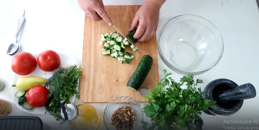 Овощной салат с ореховой заправкой: легкость и вкус