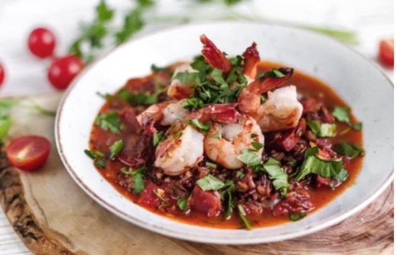 Вкусная джамбалайя из красного риса с креветками и чоризо